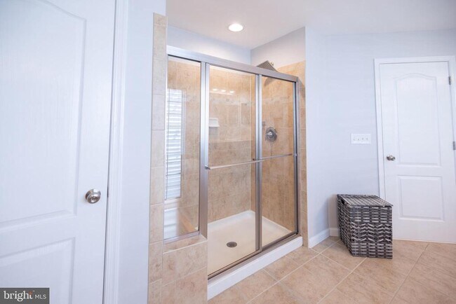 Building Photo - 8727 Raleigh Mews