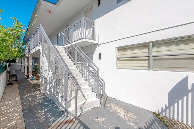 Building Photo - 6910 Bay Dr