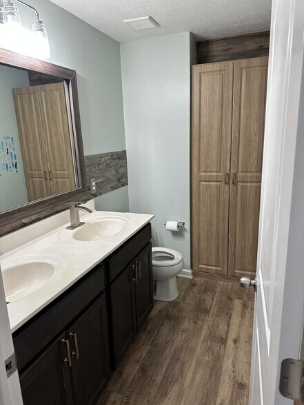 Building Photo - 5492 Bull Creek Dr