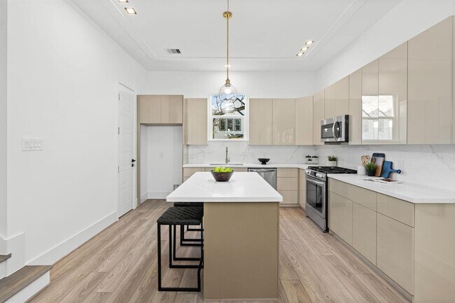 Building Photo - 905 Woodcrest Dr