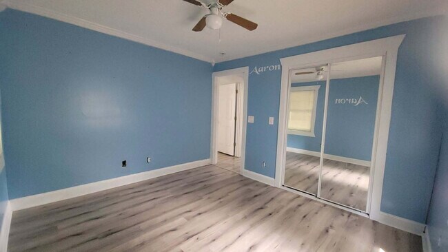 Building Photo - Charming 2-bedroom, 1-bath single-family home conveniently located in Nashville.