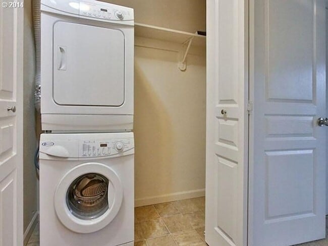 Building Photo - Light & Bright 2 Bed 1 Bath Condo!