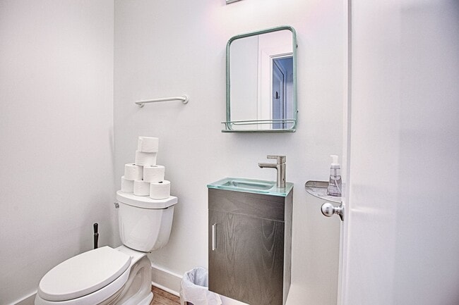 Building Photo - Video Tour- HUGE 1 Bedroom- 2 1/2 Bath Apartment. High-end loft style. Cook's Kitchen- Common Roo...