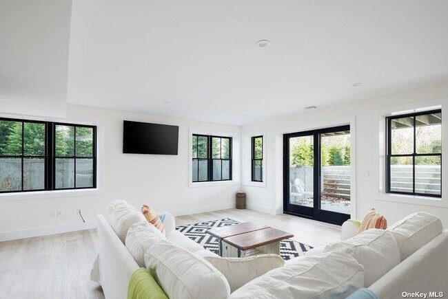 Building Photo - 650 Pine Ave