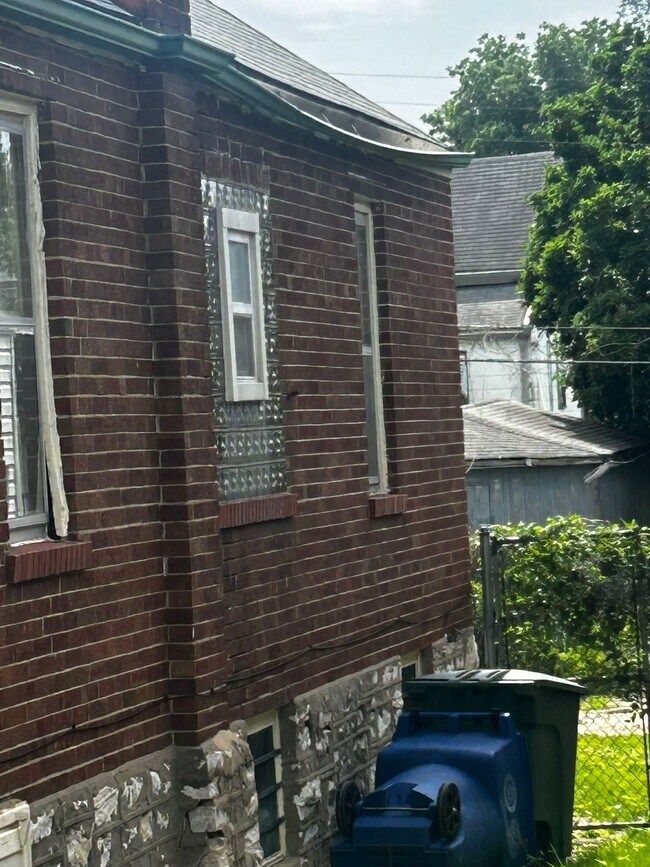 Building Photo - 8554 Oriole Ave