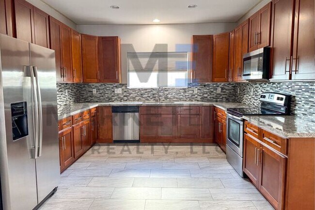 Building Photo - 4Bed/2Bath Home at 7th St/Baseline! JOIN T...