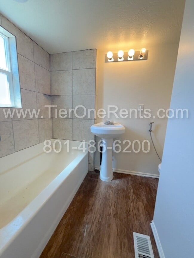 Building Photo - This property offers a NO DEPOSIT option a...