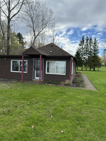 Building Photo - 7420 Lake Crest Dr