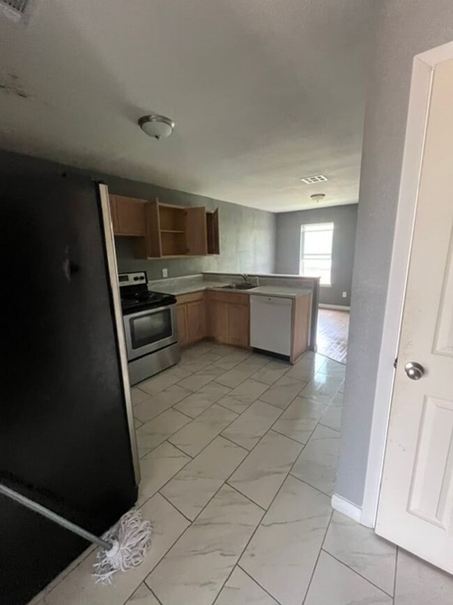 Building Photo - 3303 Toledo Dr
