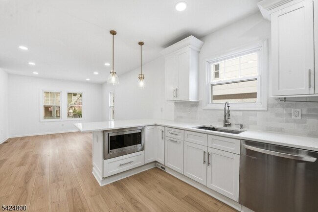 Building Photo - 40 Edgewood Rd