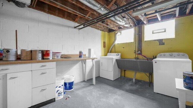 Building Photo - 1810 Northwest Ct