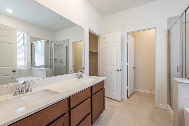 Building Photo - 2815 Icarus Dr