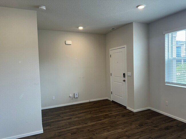 Building Photo - Newer 4 bedroom 2.5 bathroom house!