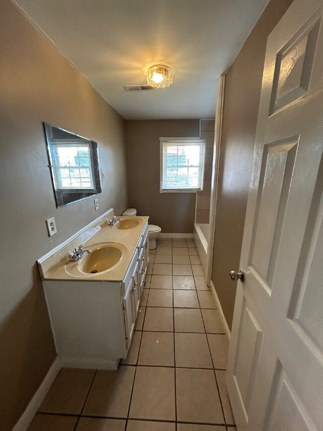 Building Photo - "Charming 4-Bedroom Home in Jonesboro with Cozy Fireplace & Gleaming Hardwood Floors!"