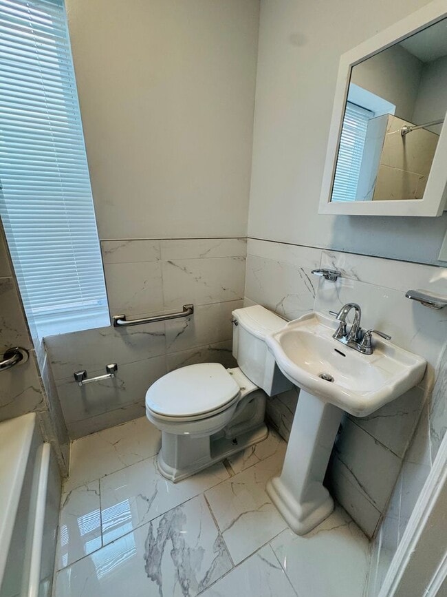 Building Photo - Remodeled 4bd/2 House with Rear yard!! SEC...