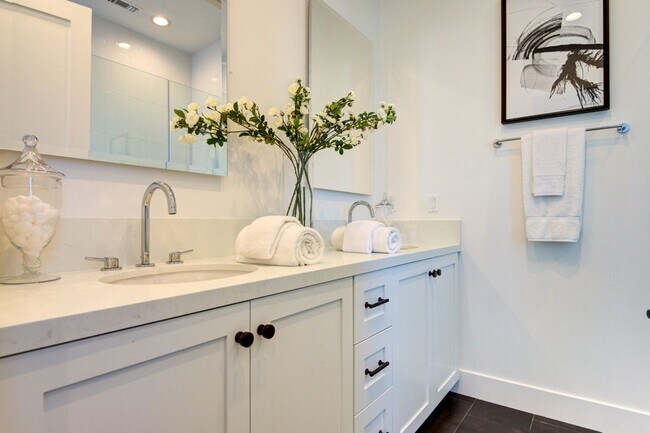 Building Photo - Fantastic 2 Story Farm House style Home with 4 Bedrooms and 3 Baths in Mid City area