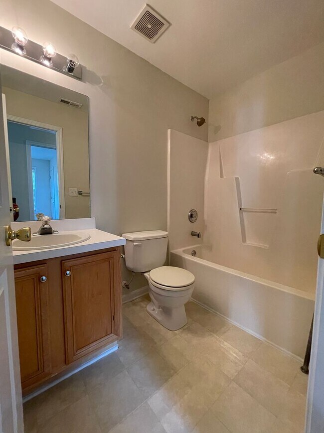 Building Photo - Beautiful, updated 3br 2.5 ba home with garage, fenced-yard in Home Valley Farms Now Available!