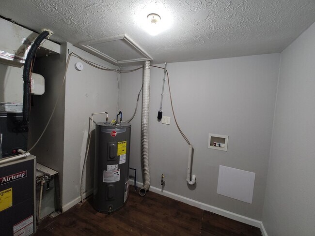 Building Photo - 3 bed 1 bath home in the Riverside/Keller park area
