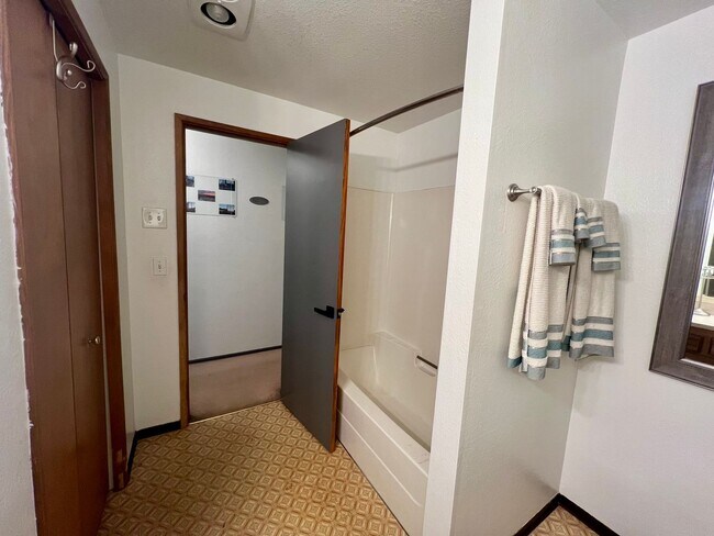 Building Photo - 1130 Hemlock Ct