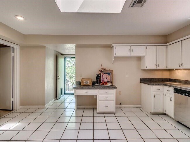 Building Photo - 1533 Glenbrook Dr