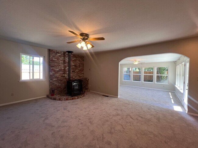 Building Photo - Spacious Split-Level! 4-Bedroom, 3.5-Bath ...