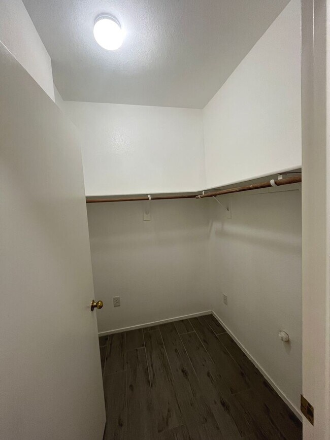 Building Photo - Beautiful Summerlin townhome, 3 bed, 2.5 bath, on 1st floor.