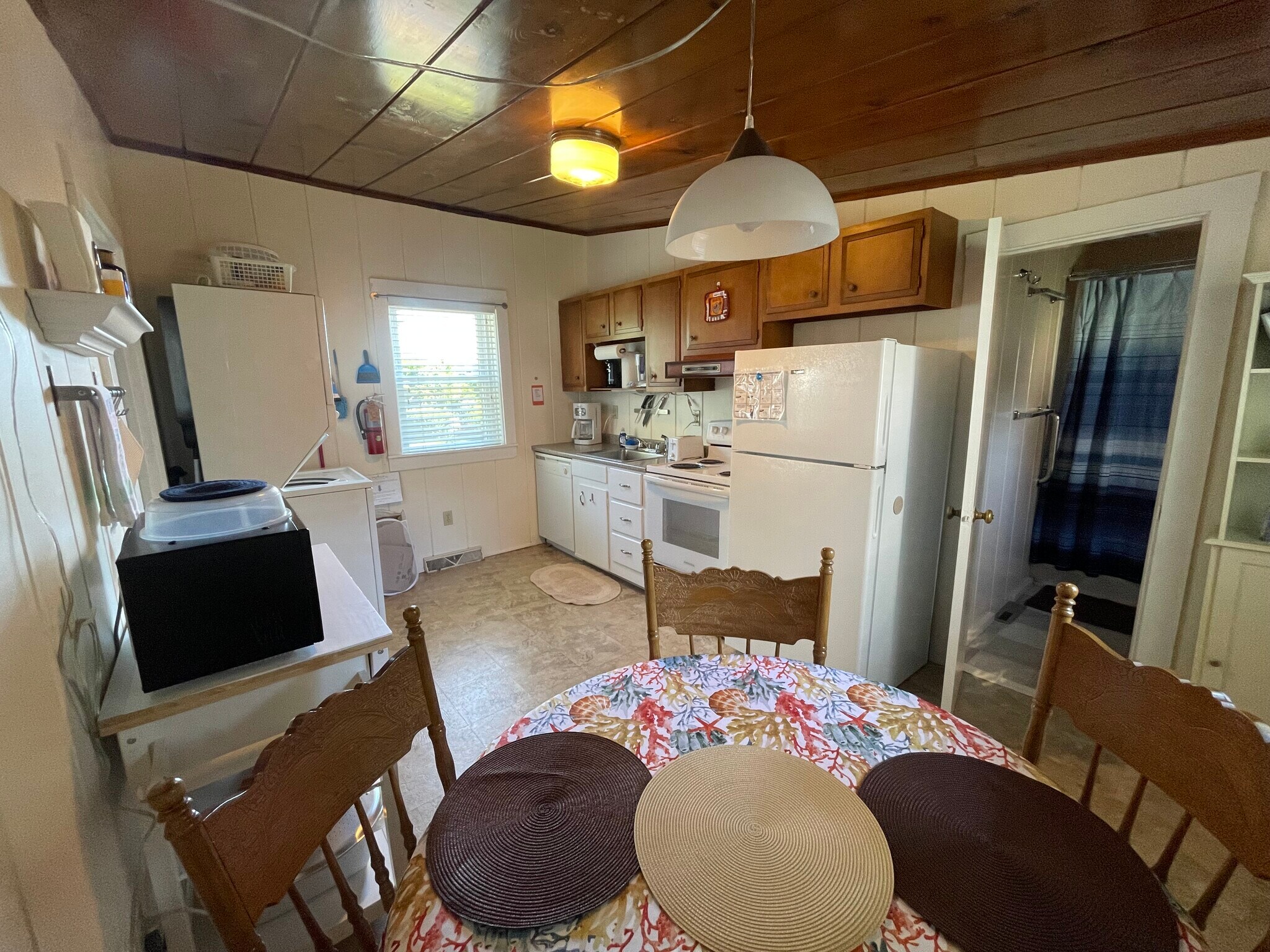 eat-in kitchen with stack laundry - 38B Warren Ave