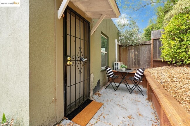 Building Photo - 846 Mandana Blvd