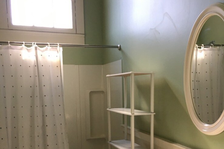 Large bath upstairs - 3927 Baudin St