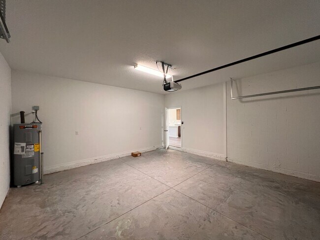 Building Photo - 10503 Farm Hl Ave