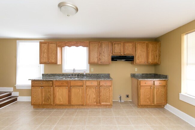 Building Photo - Cute, Clean & Completely Renovated