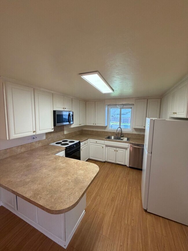 Building Photo - Must See 3 Bedroom with Fenced Yard!