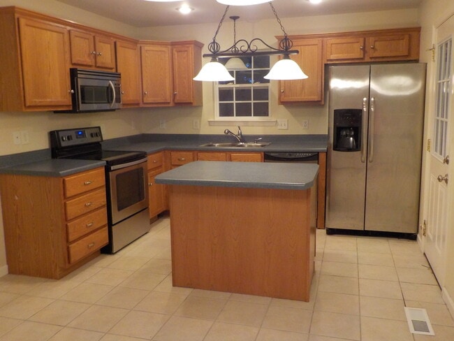 Building Photo - 3 Bedroom 2 Bath House with Basement