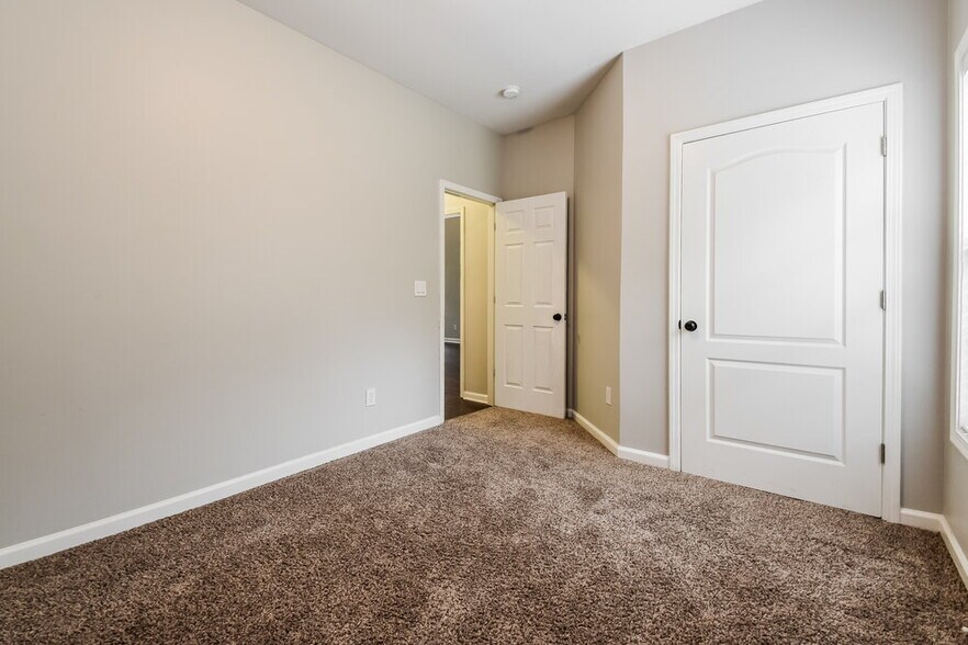 Building Photo - 1820 Towne Park Dr