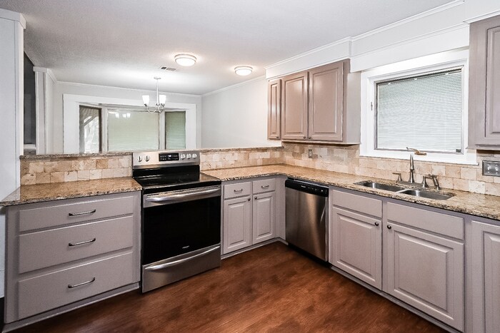 Building Photo - 163 Twin Oaks Dr