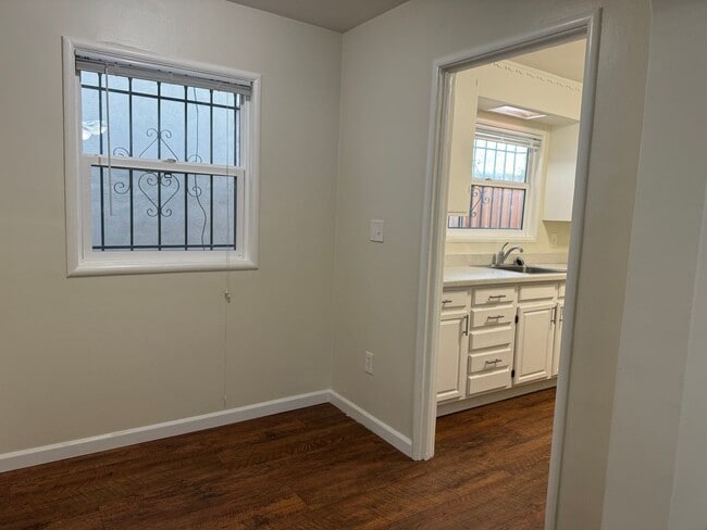 Building Photo - 2 Bed 1 Bath House in Oakland