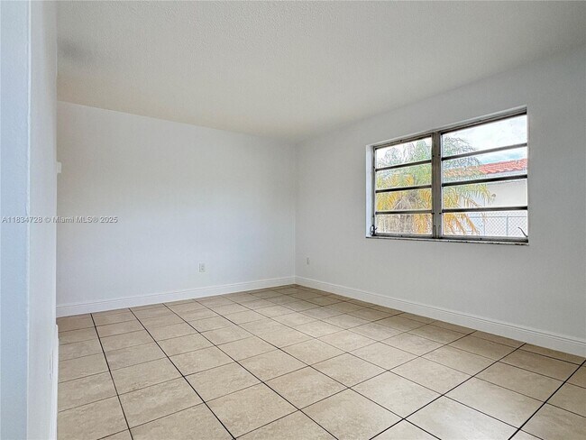 Building Photo - 1434 SW 22nd Ave