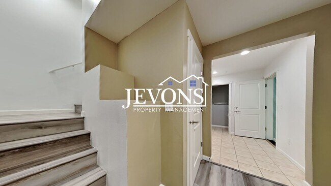 Building Photo - Experience this beautiful SeaTac single-fa...