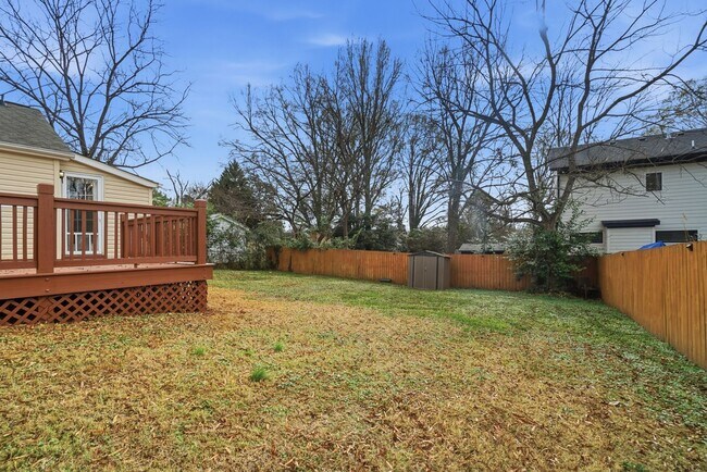 Building Photo - 3 Bedroom Home with a deck in Plaza-Midwood!