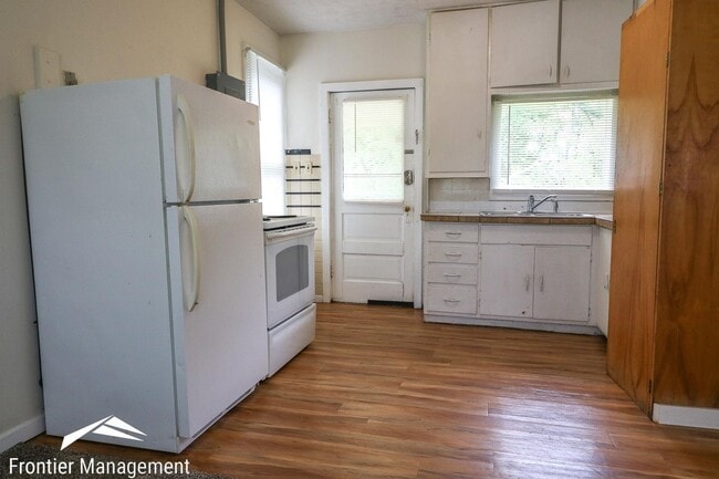 Building Photo - Charming Home  in a Quiet Community!