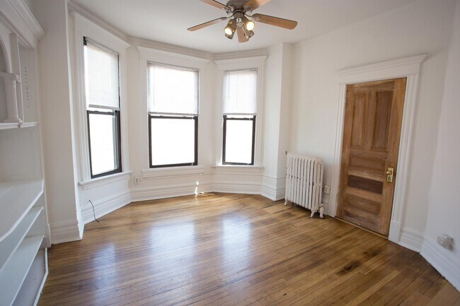 Interior Photo - 5401-5403 S. Woodlawn Avenue