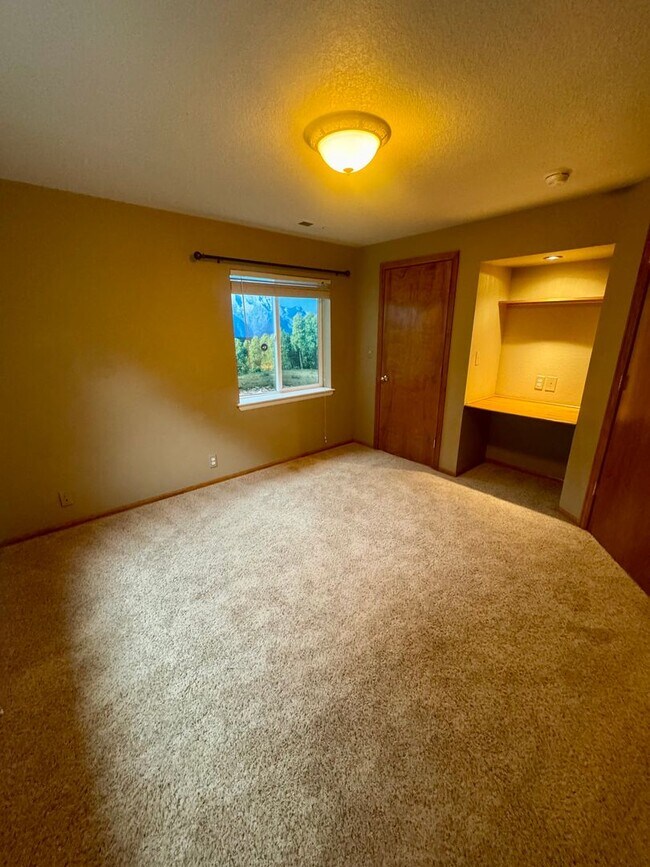 Building Photo - Gorgeous 4 bedroom with Loft and 3 car gar...