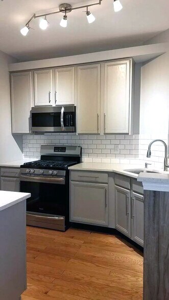 Building Photo - 305 Dresher Woods Dr