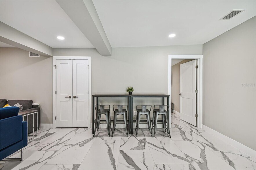 Building Photo - 2042 Craft Ln