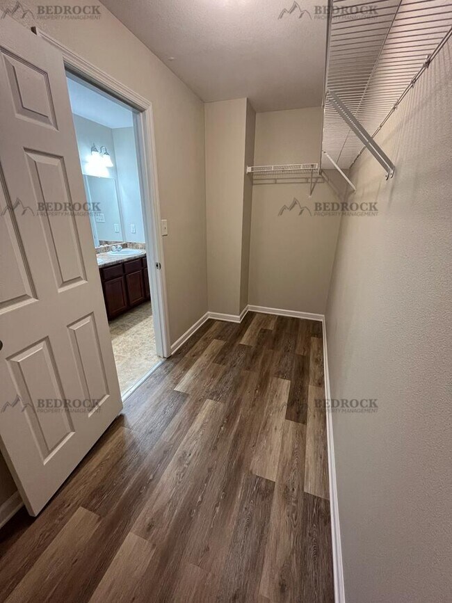 Building Photo - 202 Cloverbrook Dr
