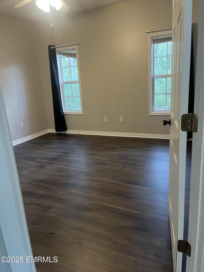 Building Photo - 391 Makenzie Ln