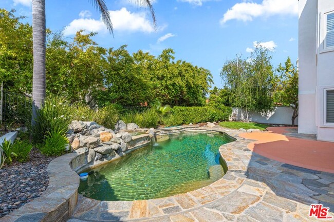 Building Photo - 5683 Hazelcrest Cir