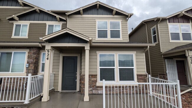 Building Photo - NEWER END UNIT TWO STORY TOWNHOME WITH A/C...