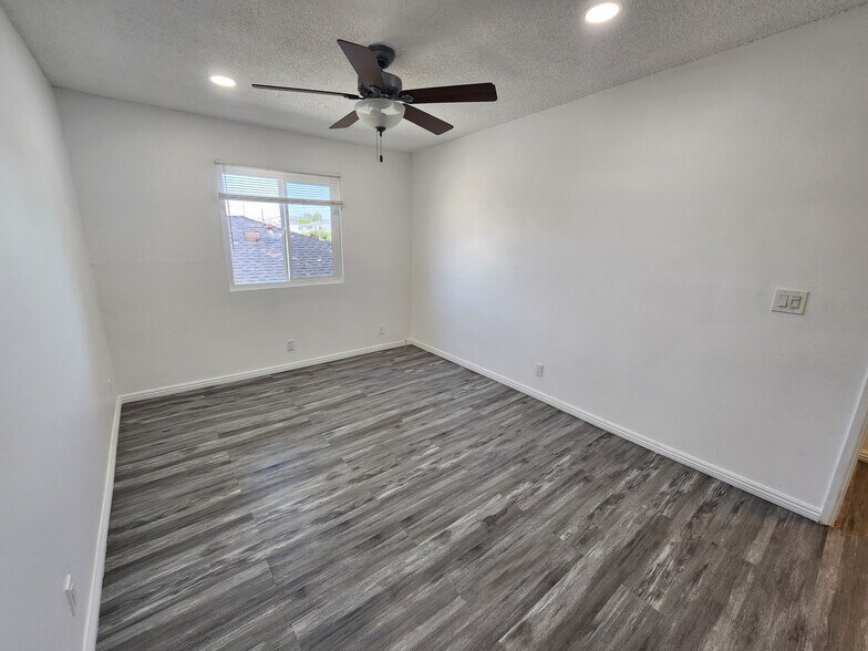 Building Photo - 13043 Vanowen St