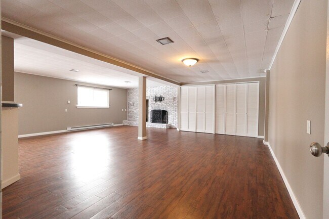 Building Photo - Beautiful 4 Bed 2 Bath w/2 Car Garage